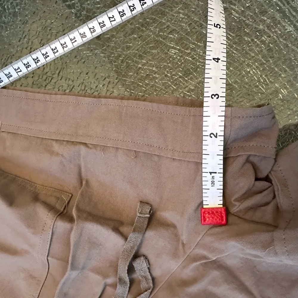 KHAKI GREEN ELASTIC AND DRAWSTRING SHORTS SIZE MED